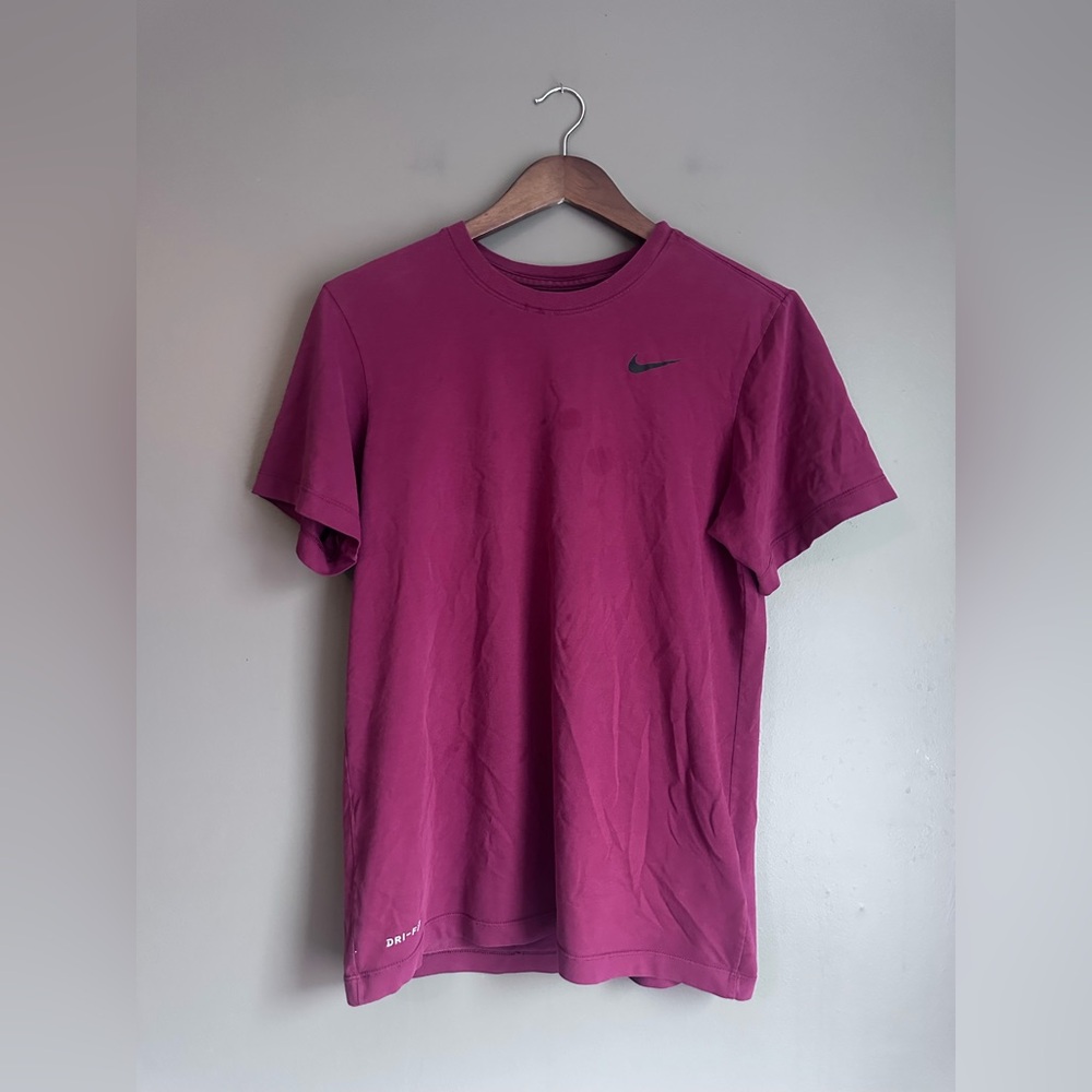 Nike Men's Burgundy Short Sleeve Tee Size Small